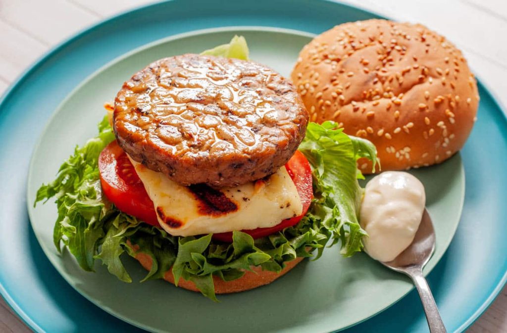 Burgers de tempeh et halloumi grillé