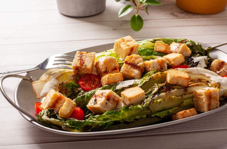 Coeurs de romaine et tempeh grillé