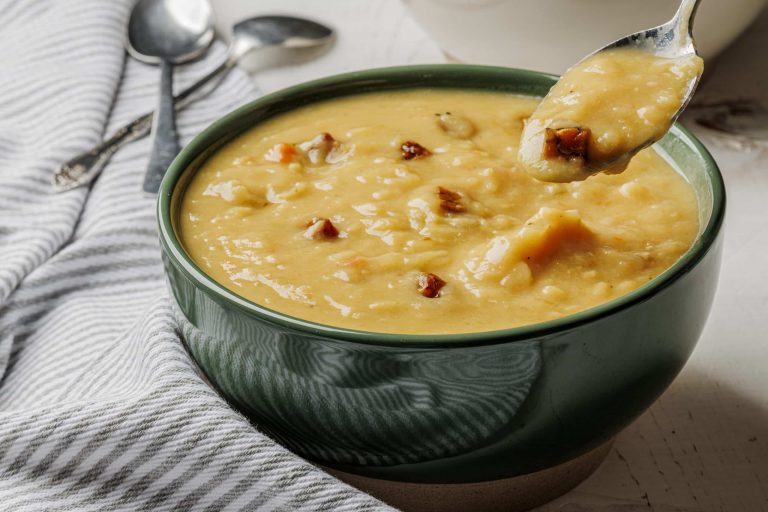 Soupe aux pois et au tempeh fumé